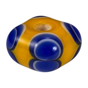 Perle celtique en verre à double décor oculé, réplique de la période de Hallstatt.