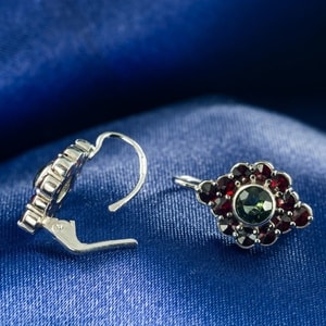 SIBILA, EARRINGS, MOLDAVITE, GARNET, SILVER - MOLDAVITES, CZECH{% if kategorie.adresa_nazvy[0] != zbozi.kategorie.nazev %} - SILVER JEWELLERY{% endif %}