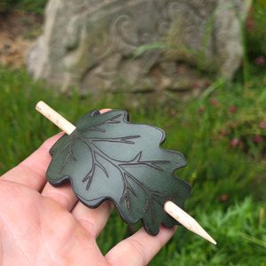 Barrette en cuir en forme de feuille de chêne