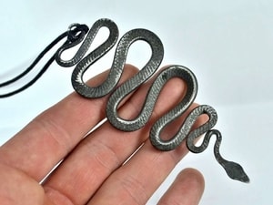 VIPERA, HAND FORGED SNAKE PENDANT - BIJOUX ANIMALIERS{% if kategorie.adresa_nazvy[0] != zbozi.kategorie.nazev %} - BIJOUTERIE{% endif %}