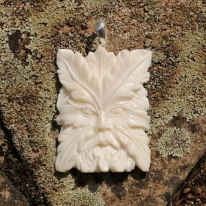 GREENMAN, CARVED BONE PENDANT - CELTIC PENDANTS{% if kategorie.adresa_nazvy[0] != zbozi.kategorie.nazev %} - JEWELLERY - BRONZE, ZINC{% endif %}