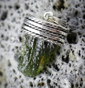 KASSIDY, SILVER PENDANT WITH MOLDAVITE - MOLDAVITES, CZECH{% if kategorie.adresa_nazvy[0] != zbozi.kategorie.nazev %} - SILVER JEWELLERY{% endif %}