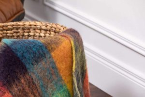 JEWEL CHECK MOHAIR THROW, MOHAIR, WOOL - COUVERTURES ET CHÂLES EN LAINE D'IRLANDE{% if kategorie.adresa_nazvy[0] != zbozi.kategorie.nazev %} - PRODUITS EN LAINE{% endif %}