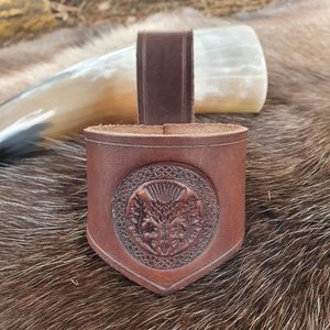 SCOTTISH THISTLE, LEATHER HORN HOLDER, BROWN - DRINKING HORNS{% if kategorie.adresa_nazvy[0] != zbozi.kategorie.nazev %} - HORN PRODUCTS{% endif %}