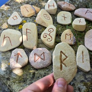 Runes, gravé dans le grès