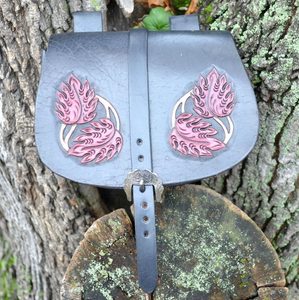 BELT BAG WITH LEAVES - BAGS, SPORRANS{% if kategorie.adresa_nazvy[0] != zbozi.kategorie.nazev %} - LEATHER PRODUCTS{% endif %}