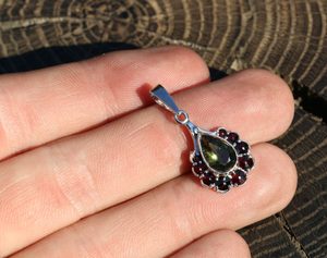 ARAWN, SILVER PENDANT, MOLDAVITE, GARNET - MOLDAVITES, CZECH{% if kategorie.adresa_nazvy[0] != zbozi.kategorie.nazev %} - SILVER JEWELLERY{% endif %}