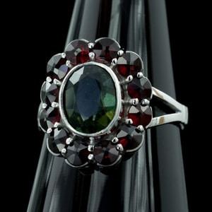 VELNA - MOLDAVITE, GARNET, SILVER RING - MOLDAVITES, CZECH{% if kategorie.adresa_nazvy[0] != zbozi.kategorie.nazev %} - SILVER JEWELLERY{% endif %}