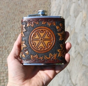 HIP FLASK, GROMOVITI ZNACI - BOTTLES, HIP FLASKS{% if kategorie.adresa_nazvy[0] != zbozi.kategorie.nazev %} - LEATHER PRODUCTS{% endif %}