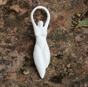 MOTHER EARTH, VENUS, CARVED BONE PENDANT - CELTIC PENDANTS{% if kategorie.adresa_nazvy[0] != zbozi.kategorie.nazev %} - JEWELLERY - BRONZE, ZINC{% endif %}