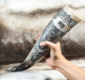 VENDEL, CARVED DRINKING HORN DE LUXE - DRINKING HORNS{% if kategorie.adresa_nazvy[0] != zbozi.kategorie.nazev %} - HORN PRODUCTS{% endif %}