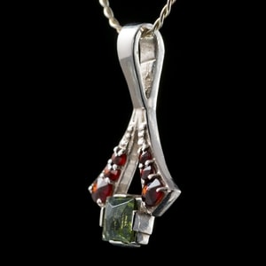 OCTAVIA, MOLDAVITE, GARNET, SILVER PENDANT - MOLDAVITES, CZECH{% if kategorie.adresa_nazvy[0] != zbozi.kategorie.nazev %} - SILVER JEWELLERY{% endif %}