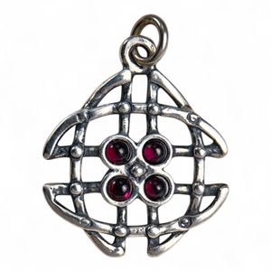 INNIS, Celtic pendant, silver garnets