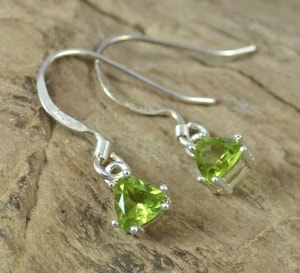 TRIANGULAR - PERIDOT, STERLING SILVER EARRINGS - EARRINGS{% if kategorie.adresa_nazvy[0] != zbozi.kategorie.nazev %} - SILVER JEWELLERY{% endif %}