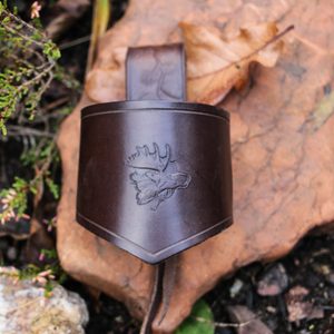 MOOSE LEATHER HORN HOLDER - GIFT FOR HUNTERS - TRINKHÖRNER{% if kategorie.adresa_nazvy[0] != zbozi.kategorie.nazev %} - HORNPRODUKTE{% endif %}