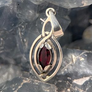 MAIA, pendant, faceted garnet, silver