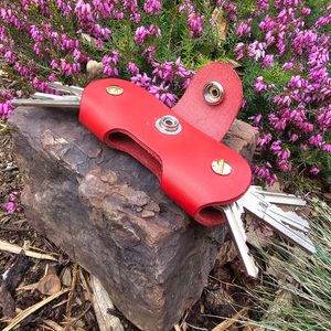 MEDIEVAL ROSE, LEATHER KEY RING WITH SCREWS, RED - KEYCHAINS, WHIPS, OTHER{% if kategorie.adresa_nazvy[0] != zbozi.kategorie.nazev %} - LEATHER PRODUCTS{% endif %}