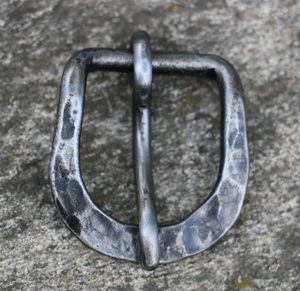 FORGED BUCKLE 5 X 5 CM - BOUCLES DE CEINTURE ET RIVETS DÉCORATIFS{% if kategorie.adresa_nazvy[0] != zbozi.kategorie.nazev %} - CUIR : PRODUITS ET OUTILS{% endif %}