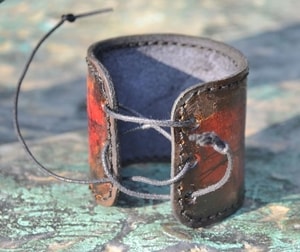 HEFAISTOS, LEATHER BRACELET - LEDERARMBÄNDER{% if kategorie.adresa_nazvy[0] != zbozi.kategorie.nazev %} - LEDERPRODUKTE{% endif %}