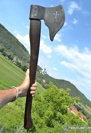 HACHE MÉDIÉVALE AVEC UNE CROIX