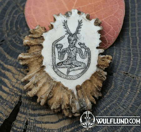 CERNUNNOS, PENDENTIF EN BOIS DE CERF GRAVÉ