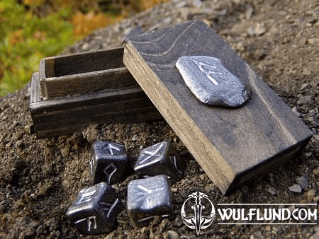 4 RUNE DICE AND WOODEN BOX