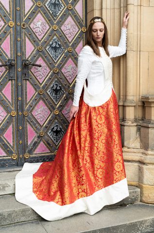 SURCOAT, MEDIEVAL WOMEN'S CLOTHING, 14TH CENTURY