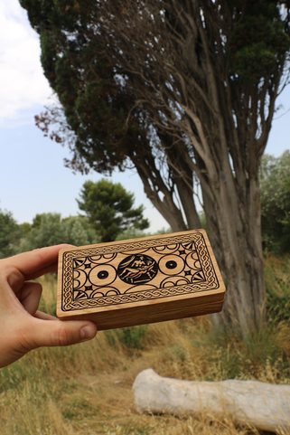 SPINTRIAE, ROMAN TOKENS AND A WOODEN BOX - 7 DAYS OF FUN, ANT. BRASS