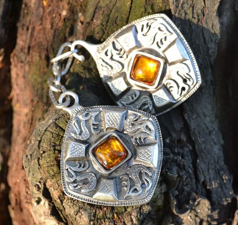 NOBLE BROOCH FOR CLOAK WITH CHAIN