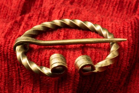 PENANNULAR BROOCH - BRASS