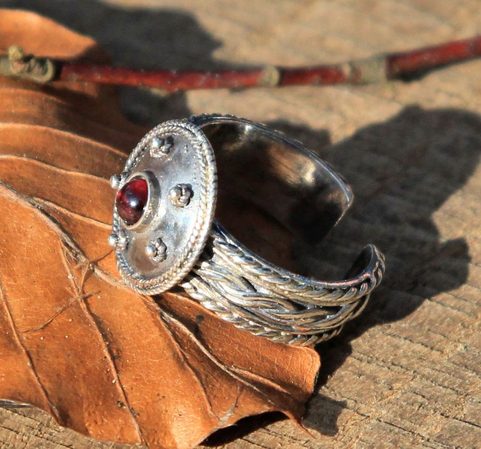 ANTICA ROMA, STERLING SILVER RING WITH GARNET