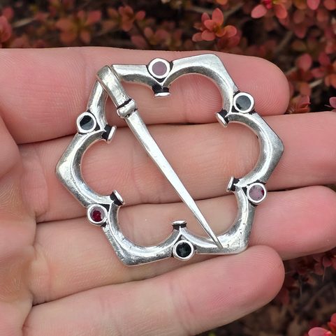 BROCHE MÉDIÉVALE, ÉMAIL FANTAISIE, BRONZE, ARGENTÉ