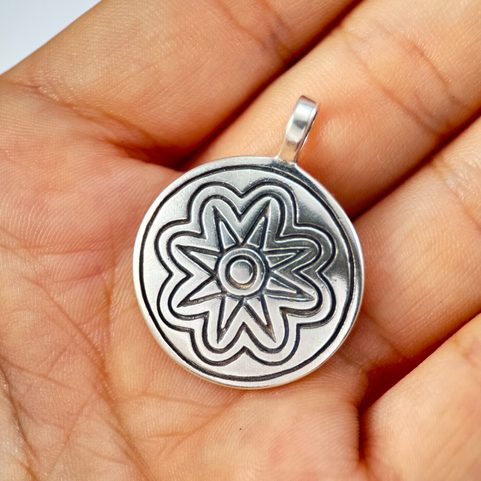 BRONZE AGE SUN III, PENDENTIF EN ARGENT
