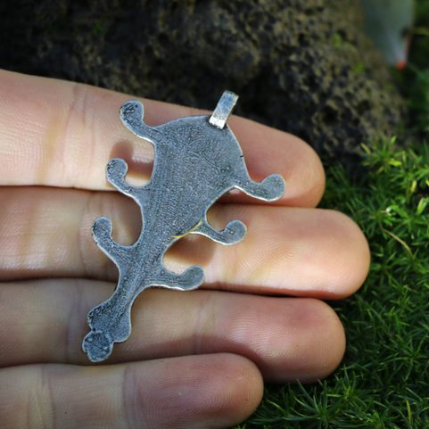 VELES, REPRODUCTION D'UN PENDENTIF SLAVE, ZINC