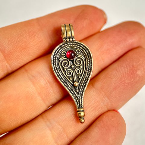 ROMAN PENDANT, II. CENTURY, BRONZE GARNET