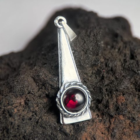 TRIANGLE - GARNET, PENDANT, SILVER