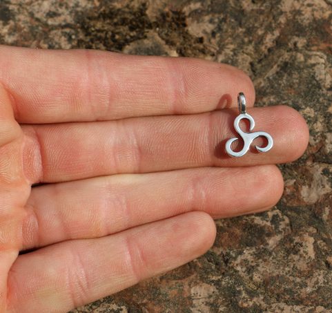KLEINER TRISKEL, ANHÄNGER, SILBER 925