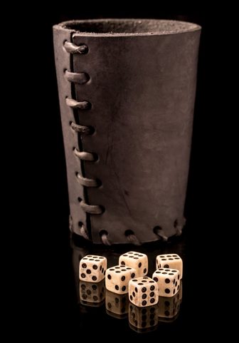 DÉS ET LES DÉS EN CUIR TASSE