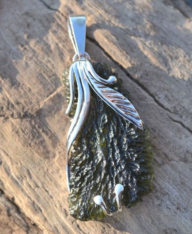 PANGEA, PENDENTIF À MOLDAVITE TCHÈQUE EN ARGENT STERLING.