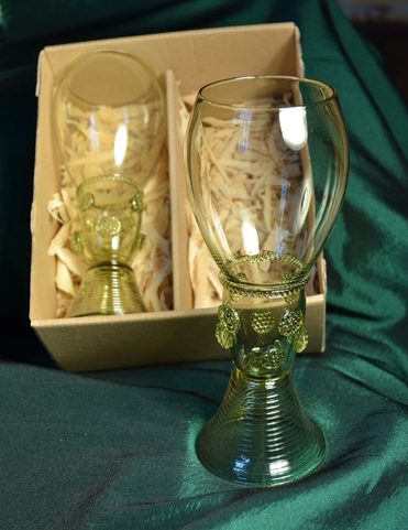 RÖMER SET, FORREST GLASS, HOLLAND, XVII CENTURY, TWO GLASS AND GIFT BOX