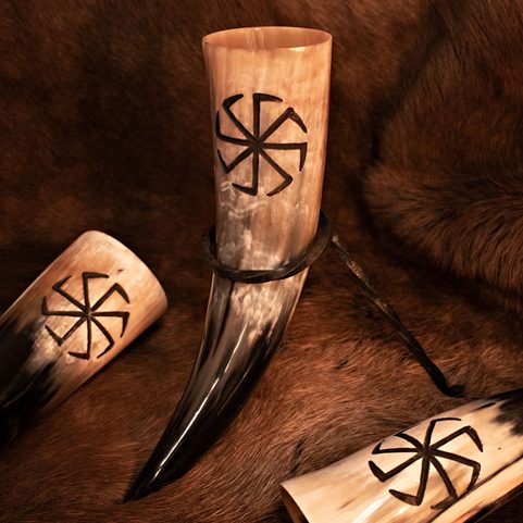 KOLOVRAT, GRAVIERTES TRINKHORN