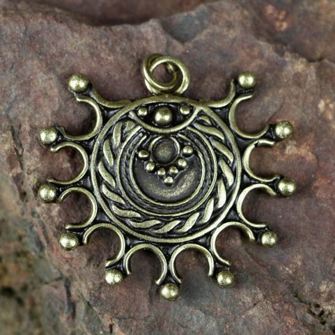 DEVANA, AMULETTE SOLAIRE SLAVE , ZINC