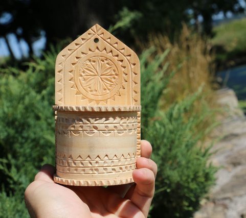 BOÎTE À SEL, SCULPTÉE À LA MAIN