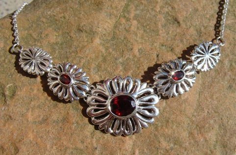 FLOWER SILVER NECKLACE WITH GARNETS, AG 925, 20 G