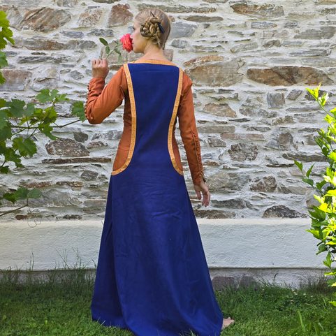 SLEEVELESS OVERGOWN - LESSER NOBLEWOMAN / WEALTHIER TOWNSWOMAN, SURCOTTE, 2ND HALF OF THE 14TH CENTURY