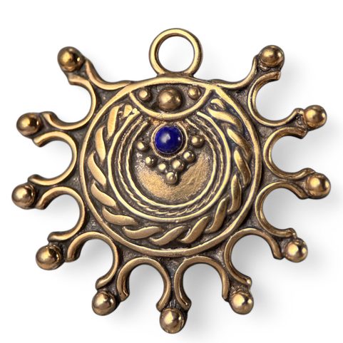 DEVANA, SLAWISCHES SONNENAMULETT, BRONZE LAPIS