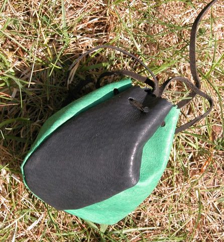SACS ET POCHETTES MÉDIÉVAUX EN CUIR
