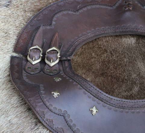 LEATHER COLLAR FLEUR DE LIS