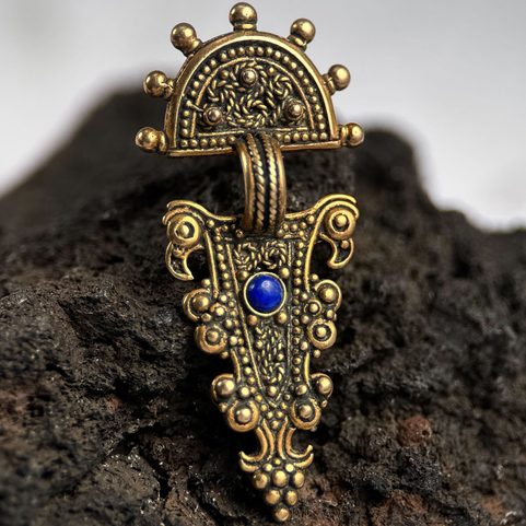 TÊTES D'AIGLE PENDENTIF MÉDIÉVAL, BIJOU, BRONZE, LAPIS-LAZULI