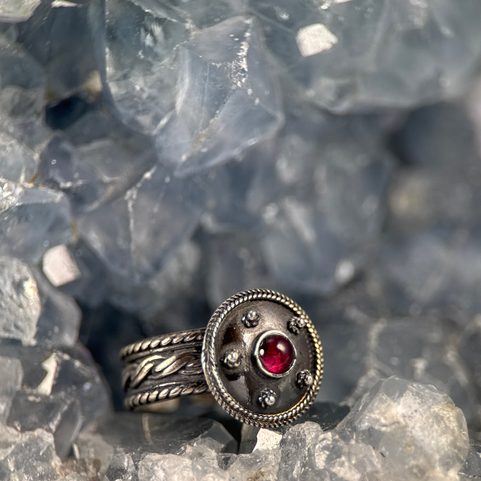 ANTICA ROMA, STERLING SILVER RING WITH GARNET
